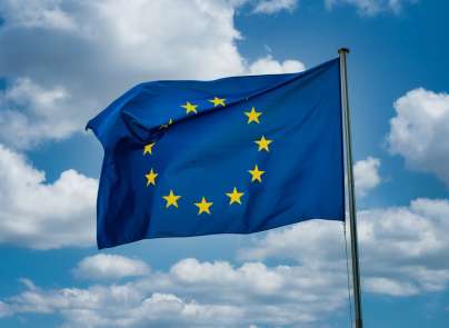 Wehende EU-Flagge als Symbol für gesetzliche Produktanforderungen in Europa