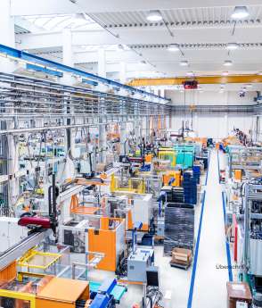 Moderne Fabrikhalle mit strukturierter Produktion – Lieferkettenoptimierung durch ASIAPRO
