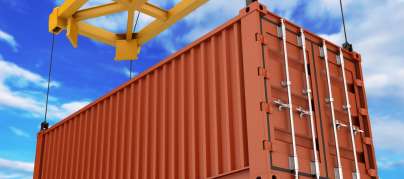 Frachtcontainer wird per Kran verladen bei Kontrolle vor dem Versand